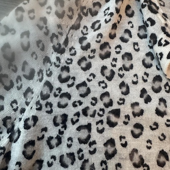 Ann Taylor Leopard long sleeve Cardigan medium - Picture 7 of 8